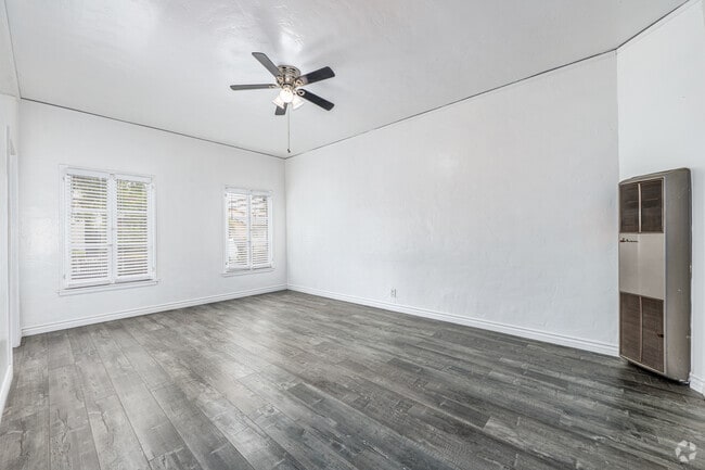1BR, 1BA - 700SF - Living Room