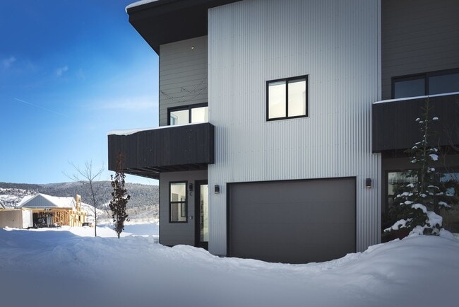 Building Photo - Fully Furnished - 2 bedroom / 2.5 unit in ... Rental