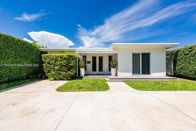Photo - 575 W 50th St House