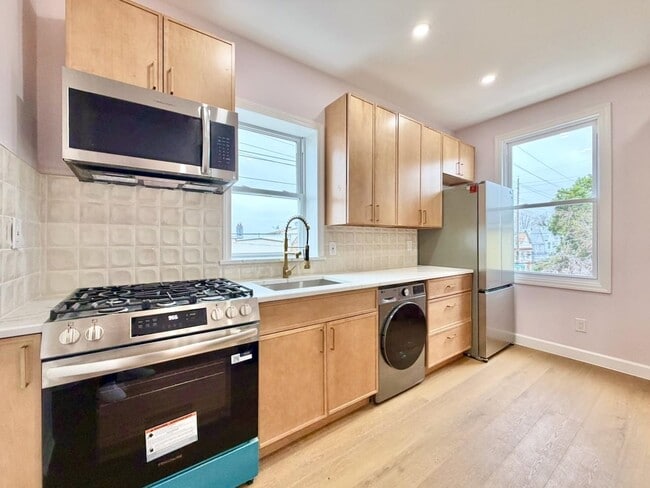 Building Photo - 130 Beach St Unit 2