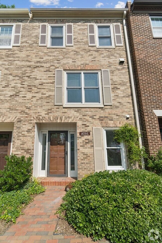 Building Photo - Wonderful, 4 level Arlington Brick townhome!