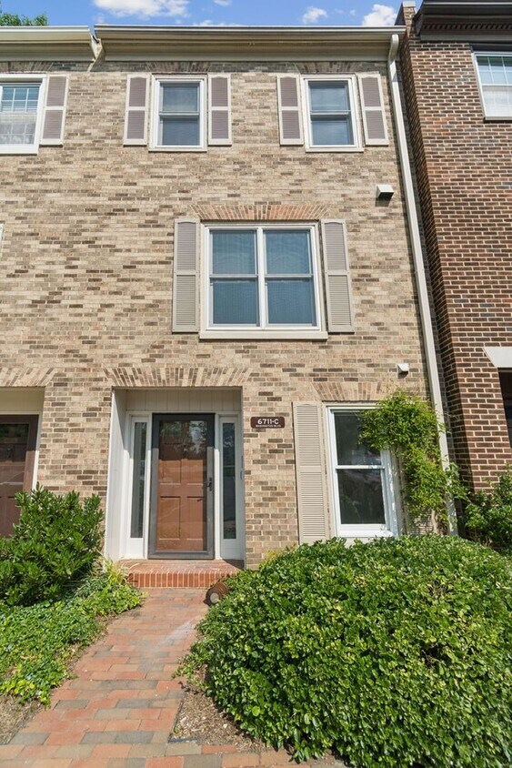Wonderful, 4 level Arlington Brick townhome! - Wonderful, 4 level Arlington Brick townhome!