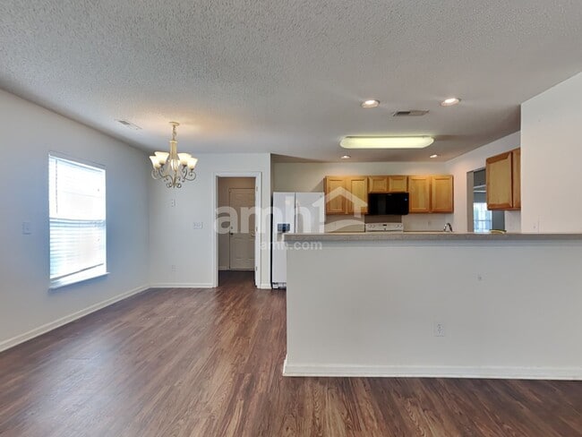 Photo - 4987 Harthill Ave