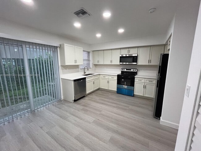 Building Photo - 11461 NW 43rd St Unit B Rental