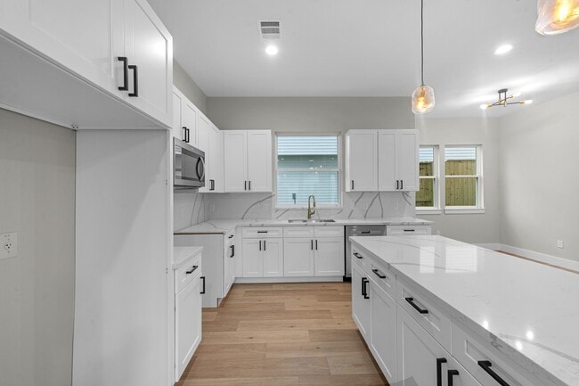 Photo - 2348 Delafield St