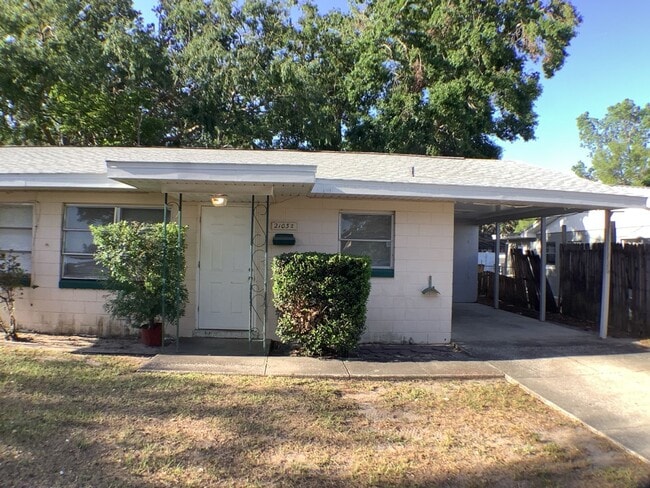 Building Photo - 3 BEDROOM 1 BATH - 1/2 DUPLEX LOCATED IN ... Rental