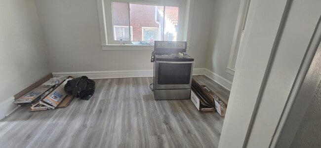 Photo - 915 W Main St