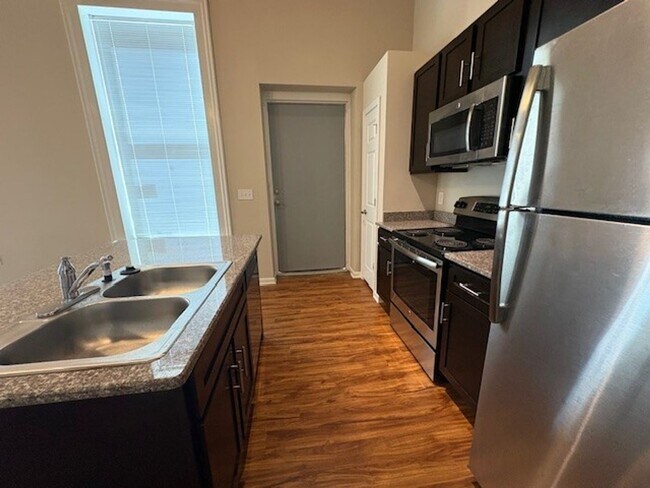 Photo - 478 Poplar St Unit 2