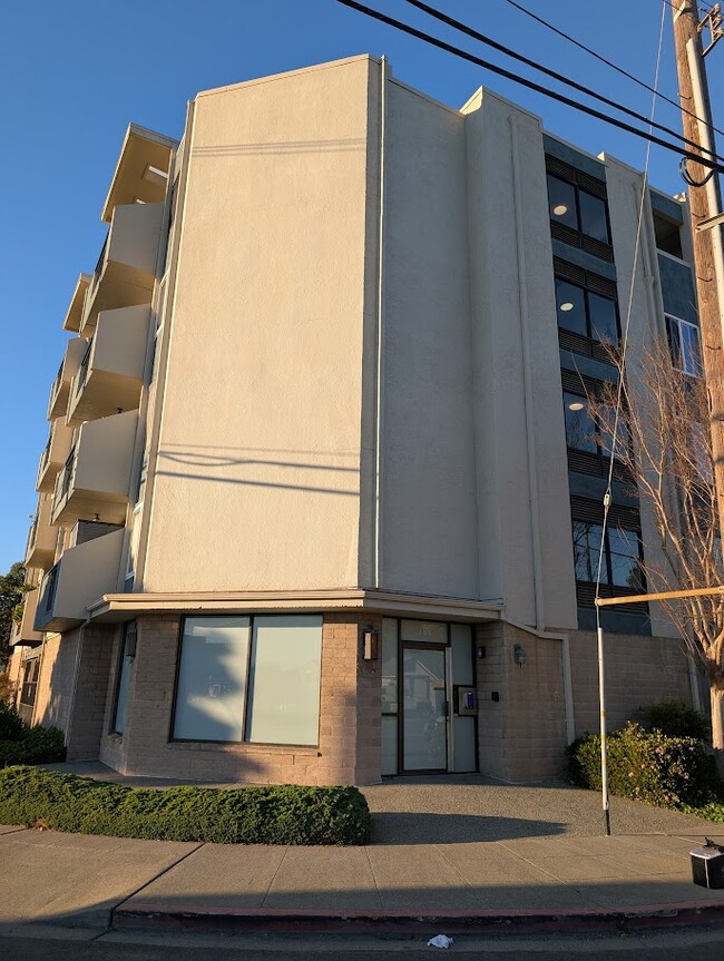 Building Photo - 398 Parrott St Unit 104