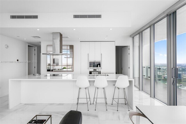 Photo - 700 NE 26th Terrace Unidad 5606