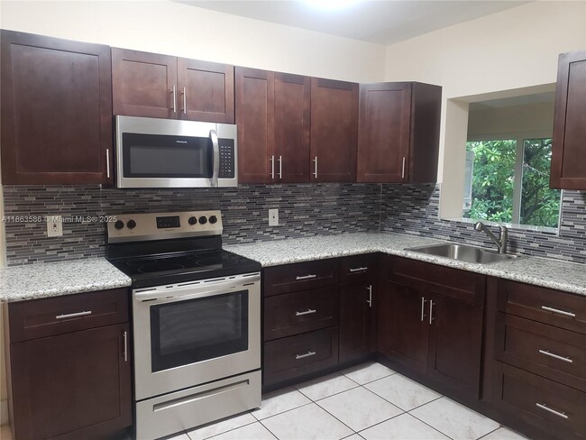 Building Photo - 3640 SW 14th St Unit upper Rental