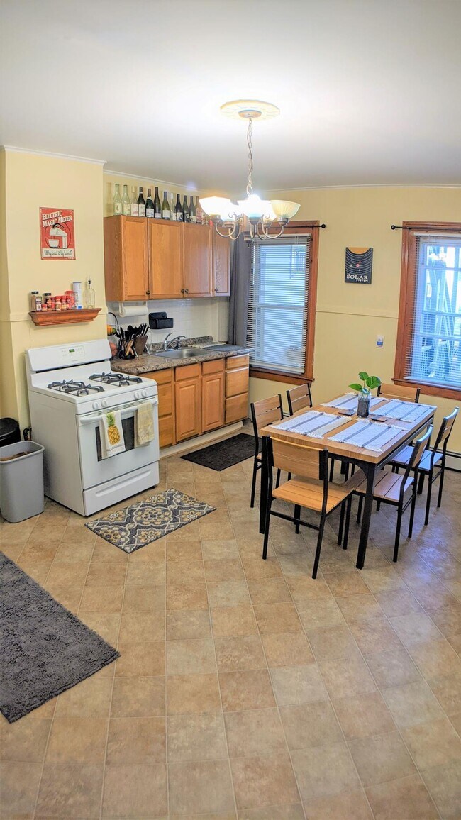 Building Photo - 13 Bristol St Unit 1