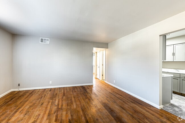2BR, 1BA - 782SF