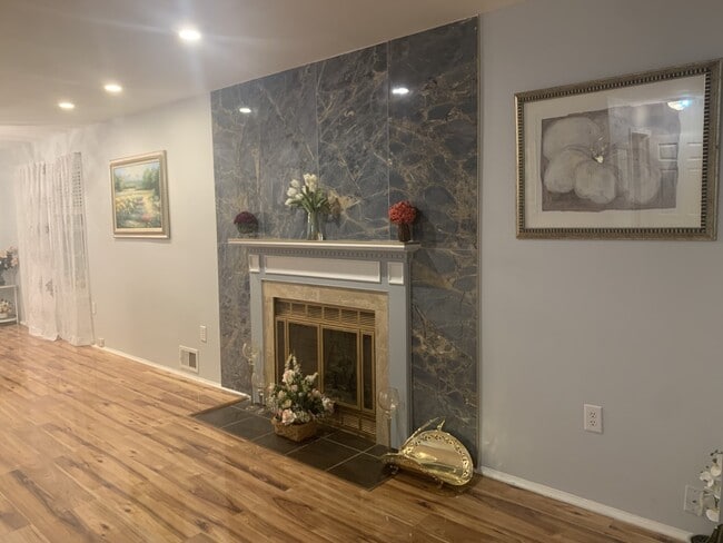 Photo - 227 Lindsey Ct Townhome