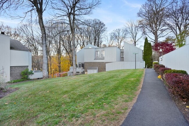 Building Photo - 8 Quarry Cor