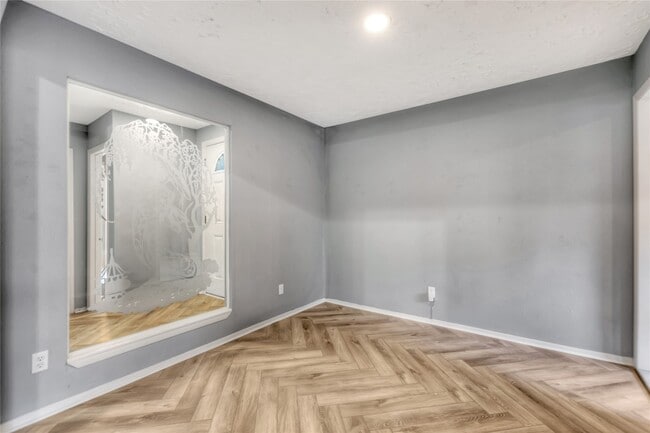 Photo - 619 Leicester Ln