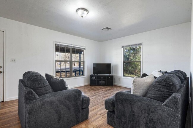 Photo - 472 E Main St