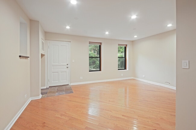 Photo - 1620 N Claremont Ave Unit G