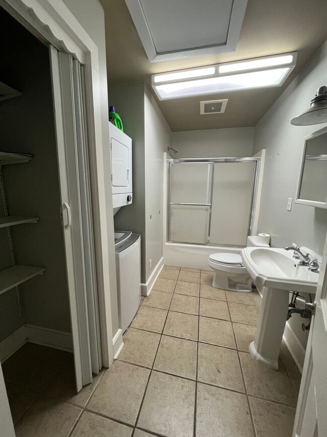 Building Photo - Studio loft in a Great downtown location