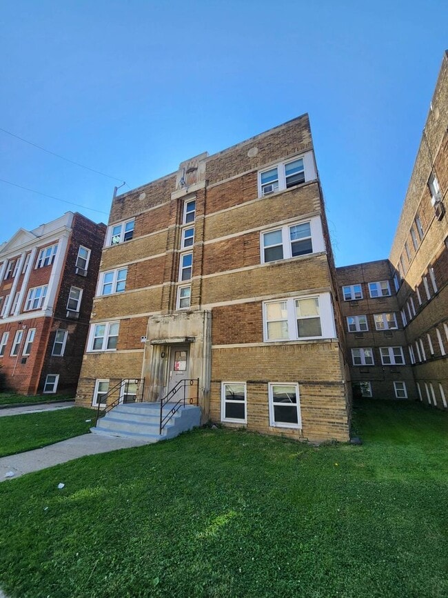 Building Photo - 2826 E 130th St Unit 304
