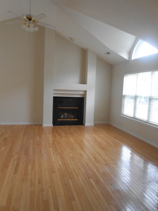 Photo - Fantastic 3 BR House w/ Inviting Floor Plan in Kernodle/NW School District
