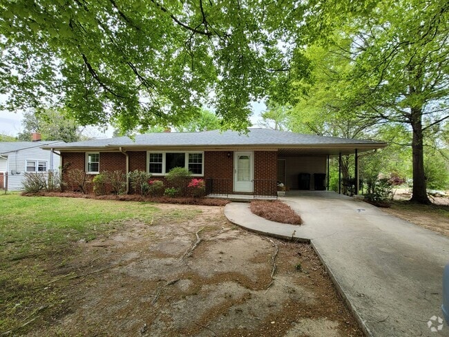 Building Photo - Adorable 3 BR Ranch.  Hardwoods throughout! Rental