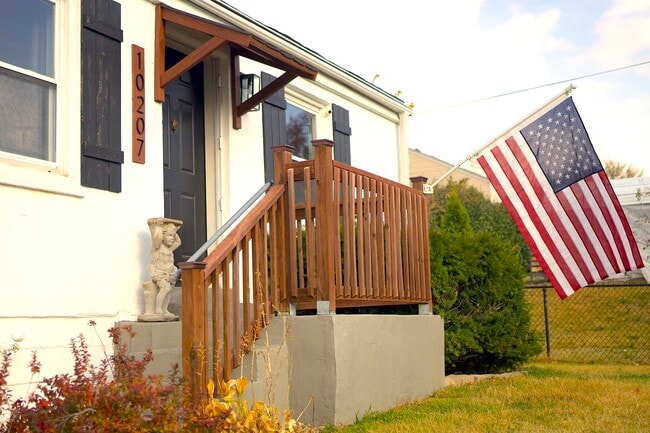 Building Photo - 10207 Oak Ave