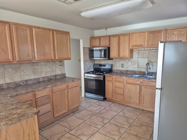 Photo - 4- Bedroom 1.5 bath home with over 1400sqft of living space!!