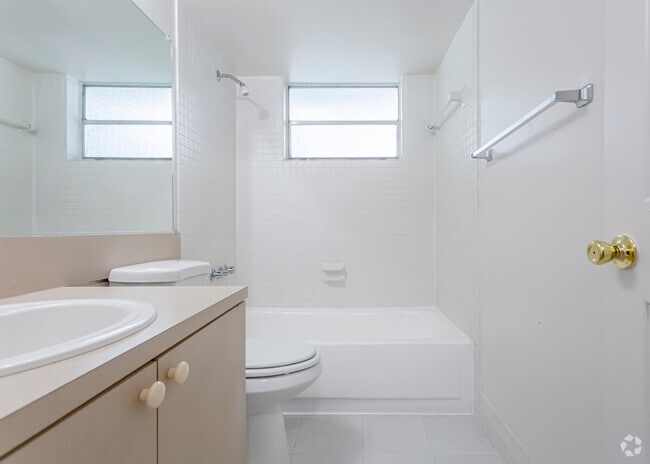 2 BD GUEST BATH - Imperial At Kendall Apartments