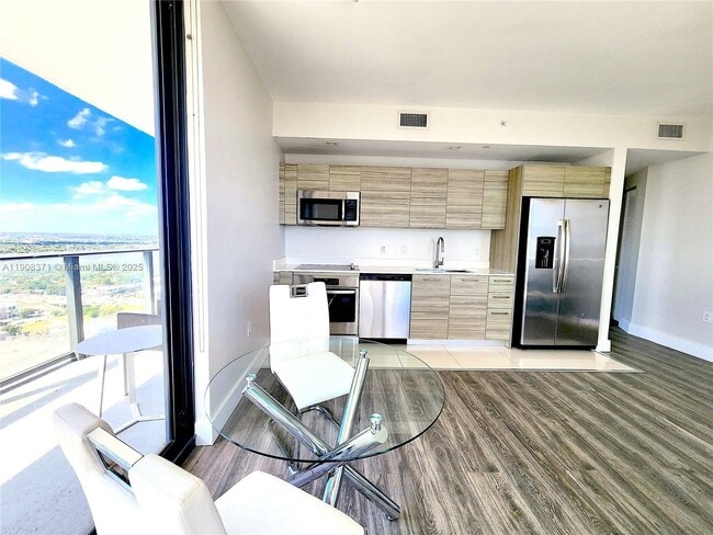 Photo - 121 NE 34th St Unidad 2901