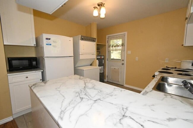 Photo - 2 bedroom in Kitimat BC V8C 1G8