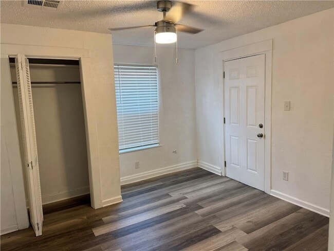 Photo - 8917 Apricot St