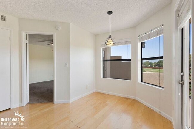 Photo - Beautiful 2Bda 2Ba Condo with Fireplace in Scottsdale! Unit 320