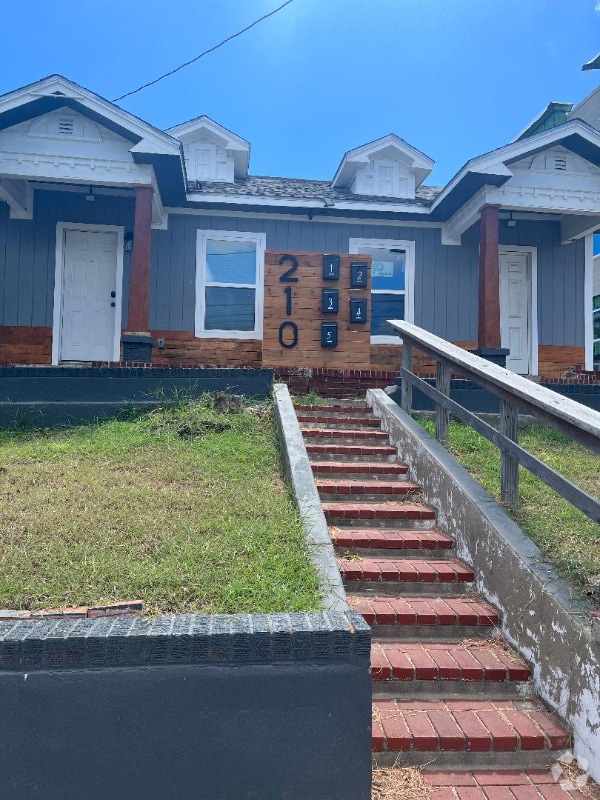 Building Photo - 210 S Tancahua St Rental