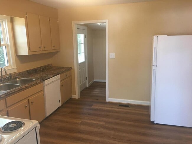 Photo - 146 W Main St