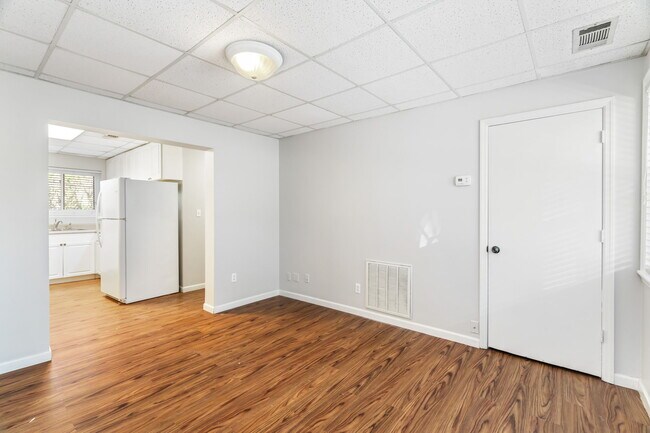 Building Photo - 2751 Jersey Ave Unit Apt - 4