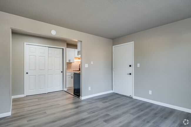 2BR, 1BA - 670SF - Living Room