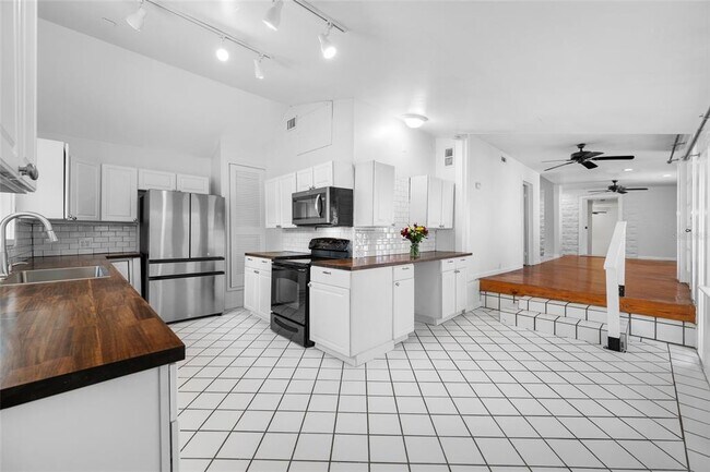 Photo - 492 6th Ave N