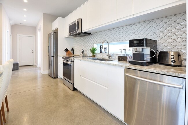 Photo - 4bd/3.5bth Perfectly Located Modern Townhouse