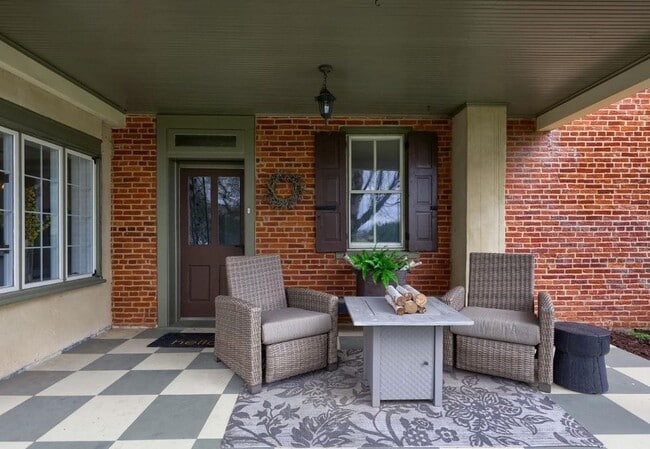 Photo - 2047 Jarvis Rd
