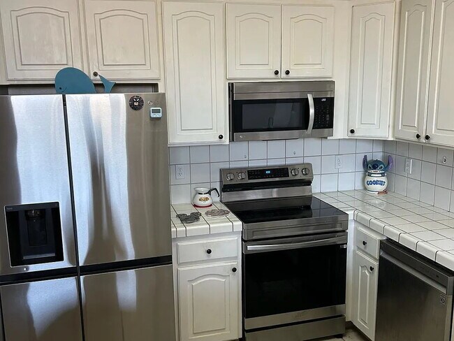 Building Photo - Location, location, location! This charming home is located in the much desired Northwest area of...