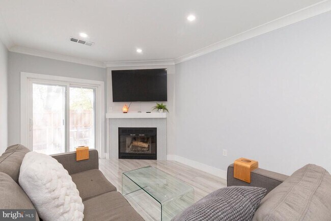 Photo - 255 S Pickett St Unidad 101