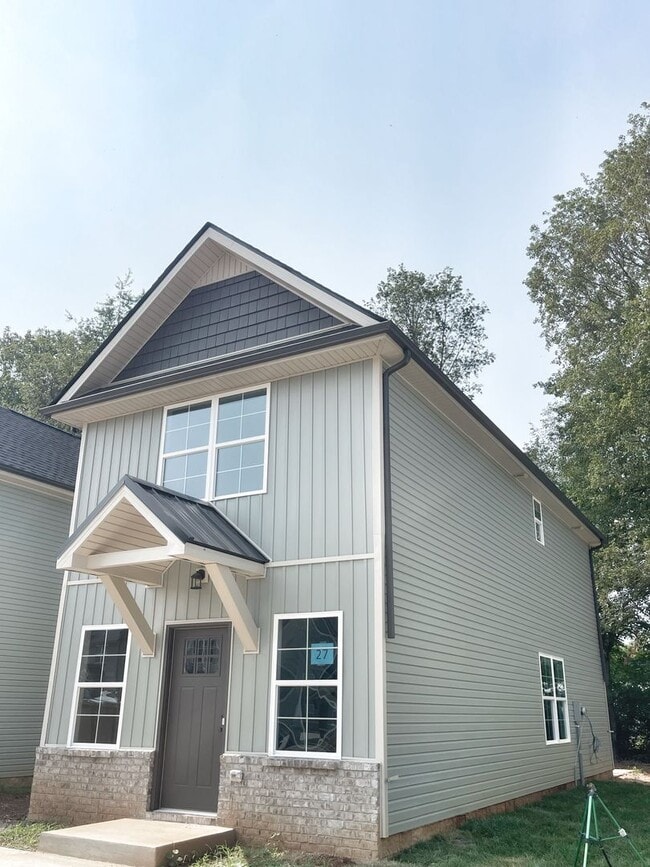 Building Photo - Adorable Single Family Town Home with Modern Finishes