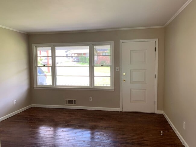 3240 Commodore Dr