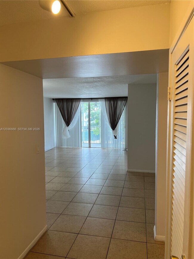 Photo - 1680 NE 191st St Unidad 214-2