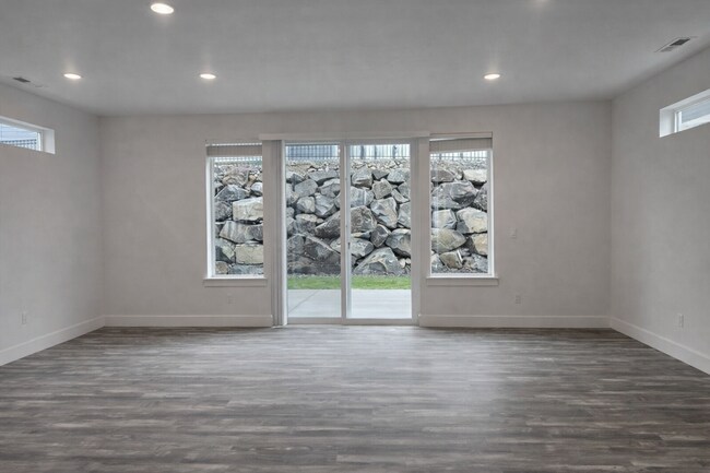 Photo - 1 MONTH FREE WHEN YOU SIGN A 15 MONTH LEASE! BRAND NEW TOWNHOME IN THE DESIRABLE SOUTHRIDGE AREA!