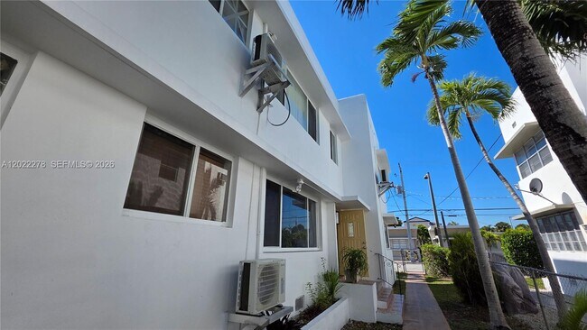 Photo - 7629 Dickens Ave Unidad 4