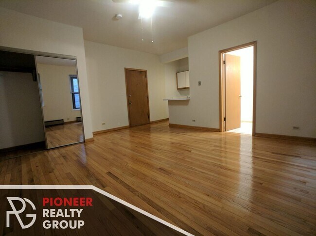 Building Photo - 635 W Barry Ave Unit 302