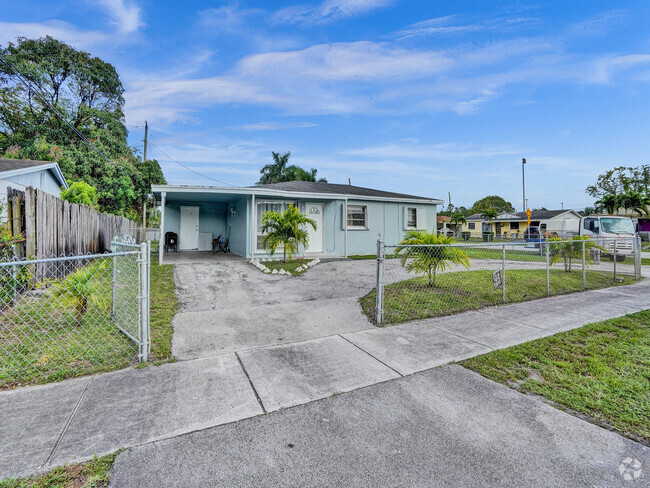 Building Photo - 1400 NW 33rd Way Rental