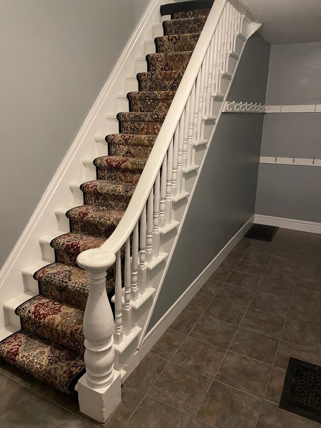 foyer - 7 1/2 Bacon St